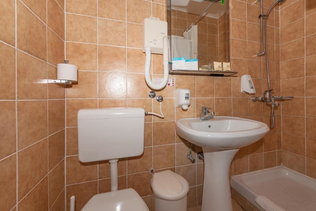 rooms-double-superior-room-seaside-balcony