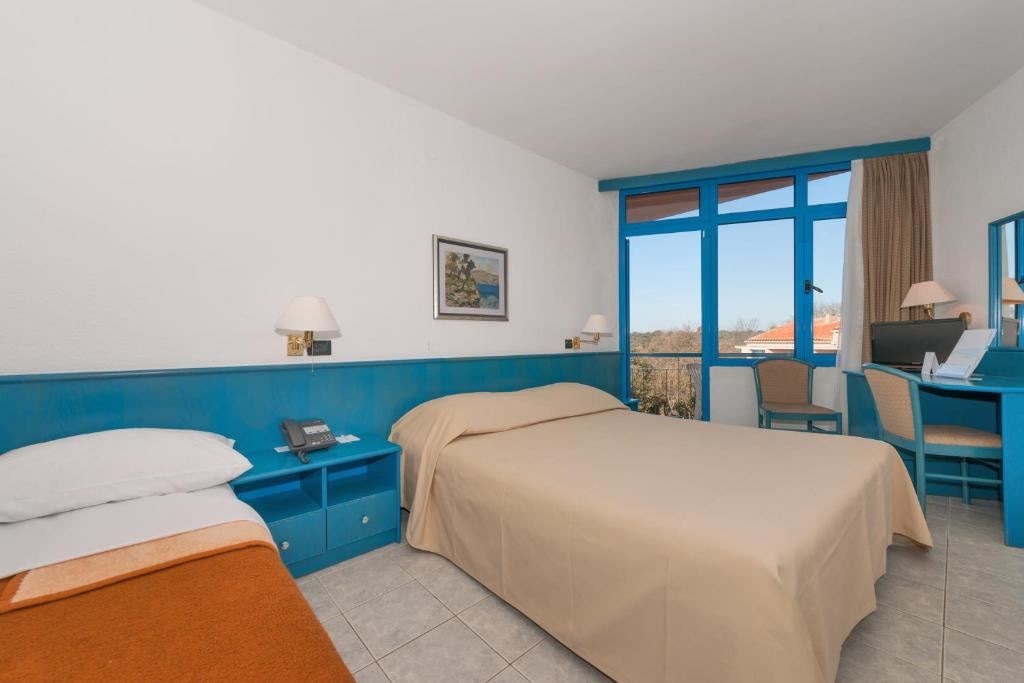 rooms-double-superior-room-seaside-balcony