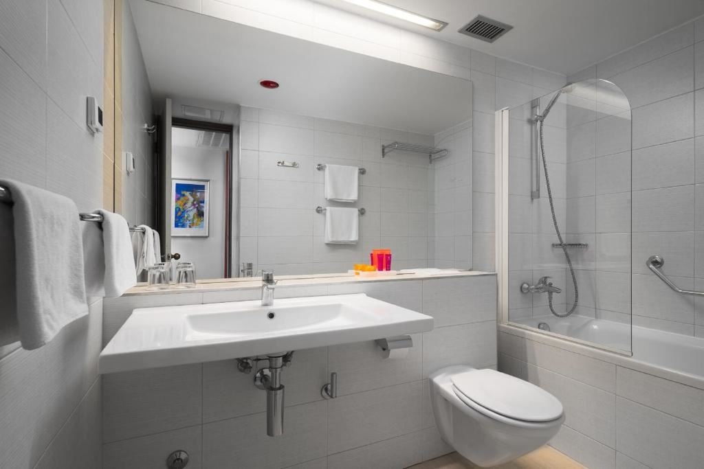 rooms-classic-familyroom-park-view-balcony-or-terrace