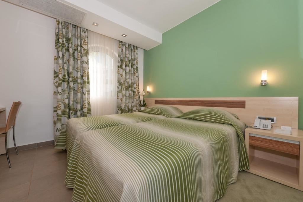 rooms-triple-premium-room-balcony