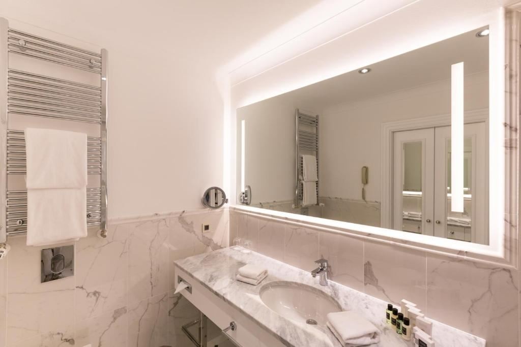 rooms-superior-room-french-balcony