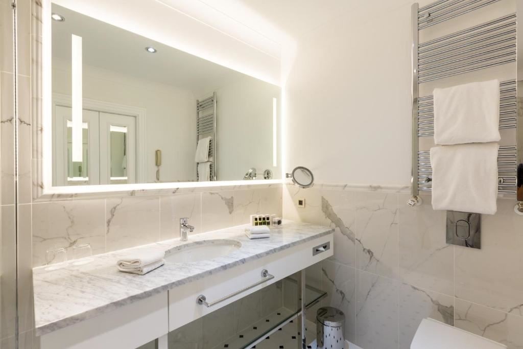 rooms-superior-room-sea-view-french-balcony