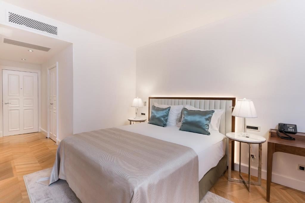 rooms-single-superior-room-park-view-french-balcony