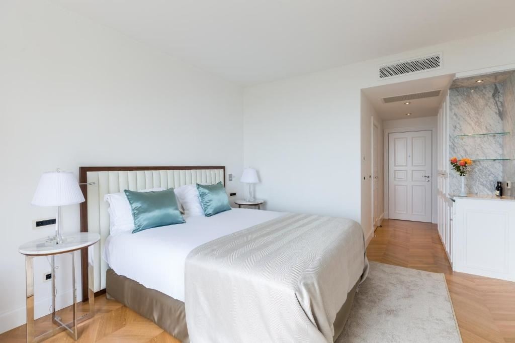 rooms-single-superior-room-sea-view-french-balcony