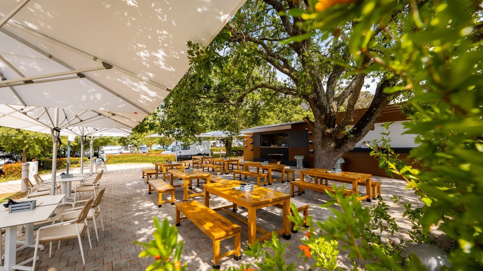 bars-maistralon-beer-garden