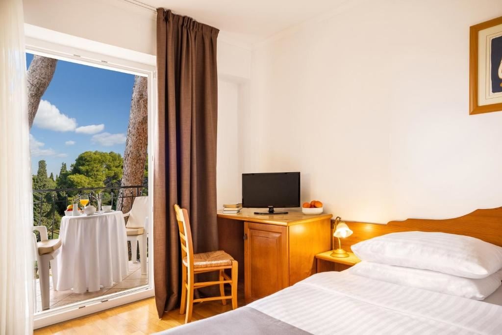 rooms-double-standard-room-sea-side-balcony-or-terrace