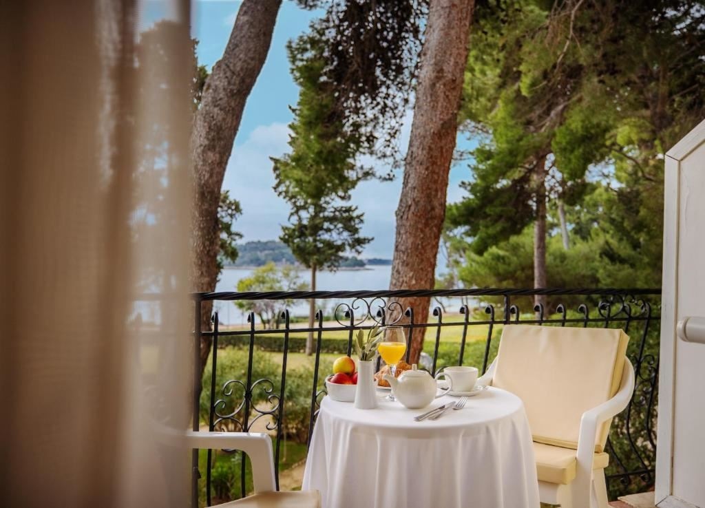 rooms-double-standard-room-sea-side-balcony-or-terrace