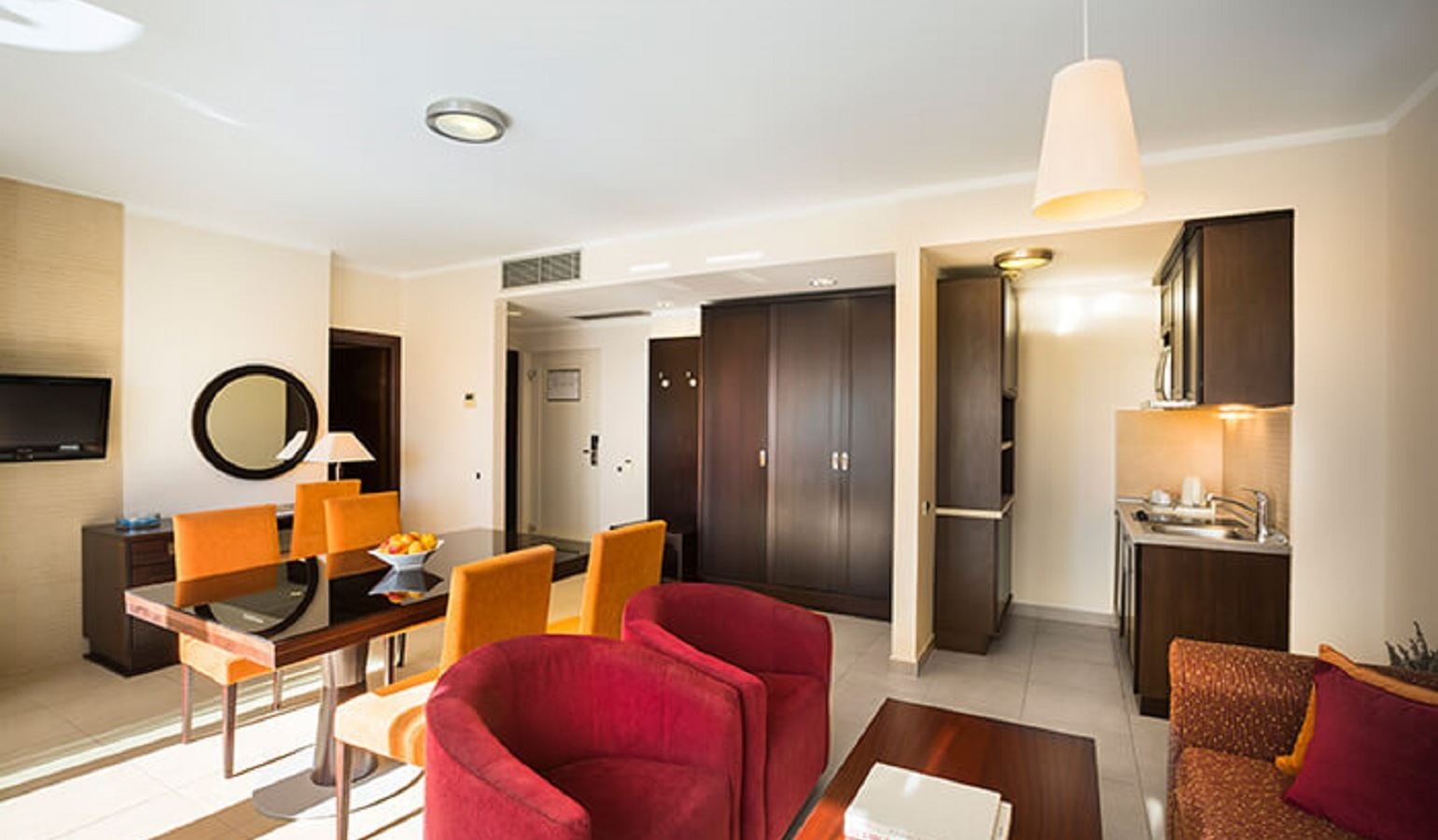 rooms-1-bedroom-deluxe-apartment-seaview-balcony