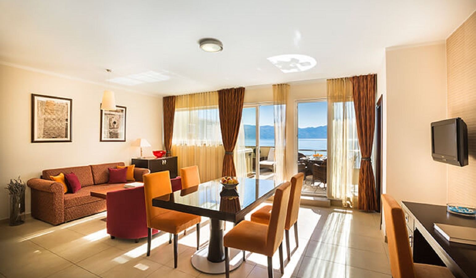 rooms-1-bedroom-deluxe-apartment-seaview-balcony