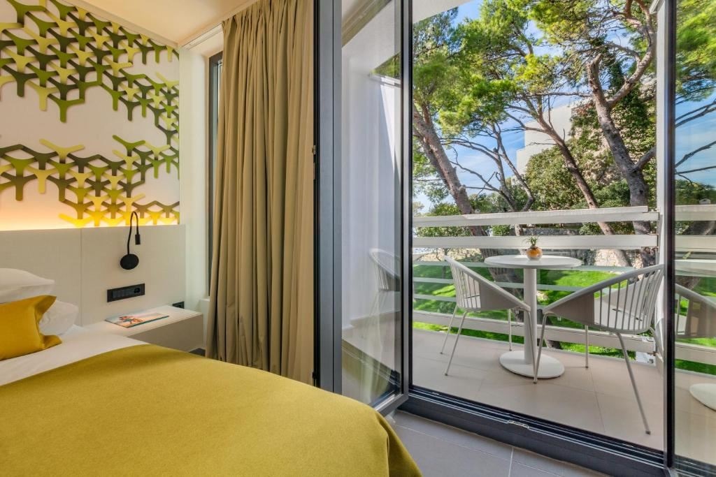 rooms-single-wchild-standard-room-balcony