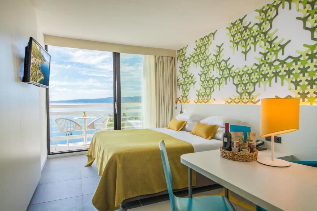 rooms-single-wchild-standard-room-seaside-balcony