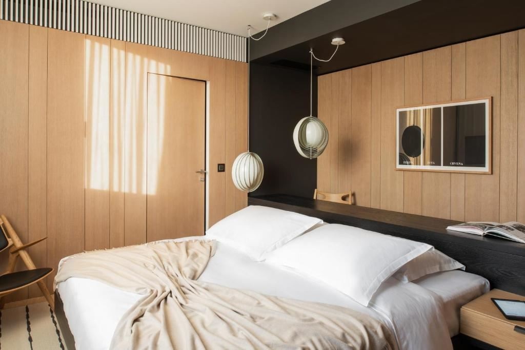 rooms-single-use-superior-room-city-view