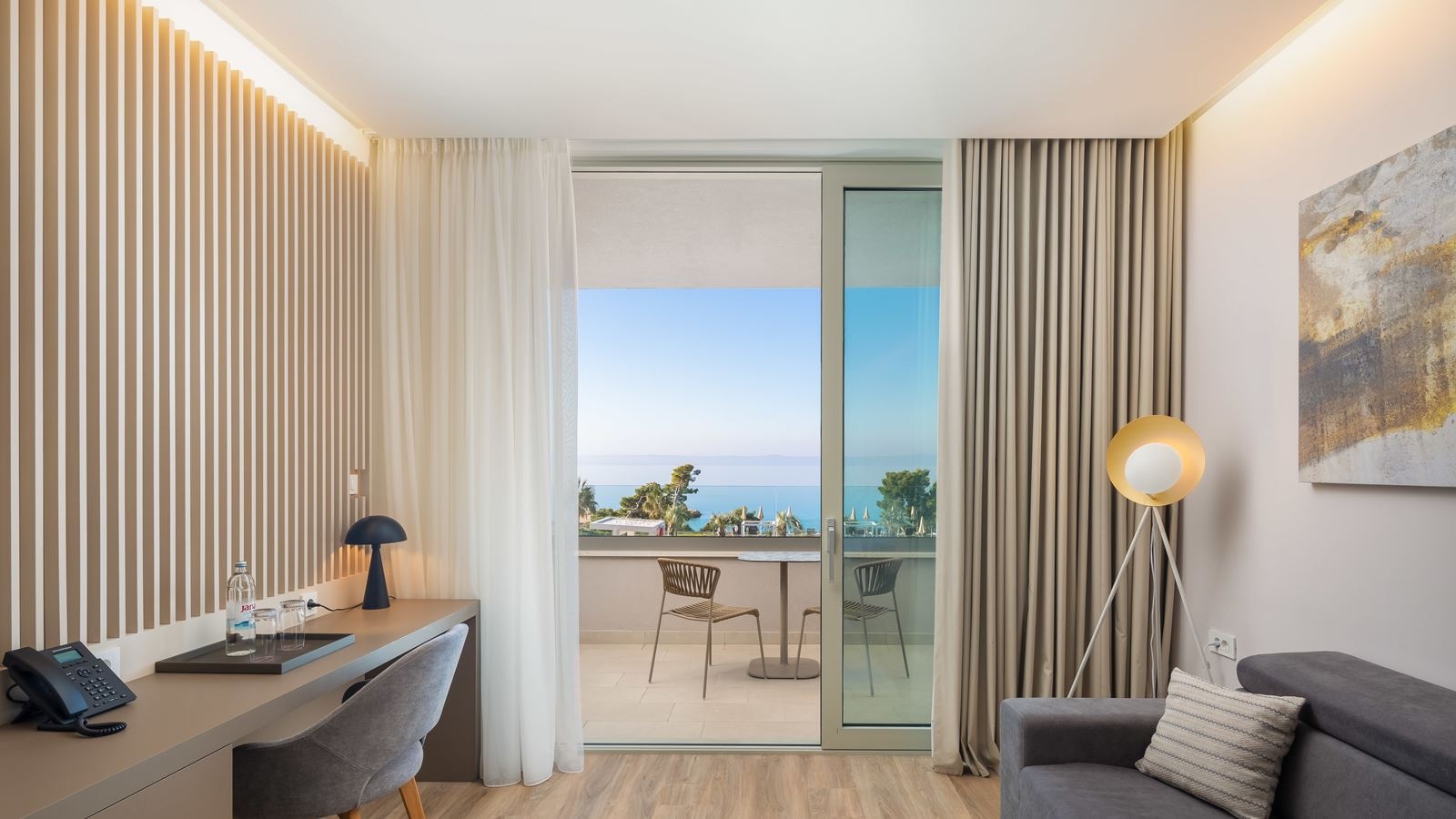 rooms-deluxe-room-seaview-balcony