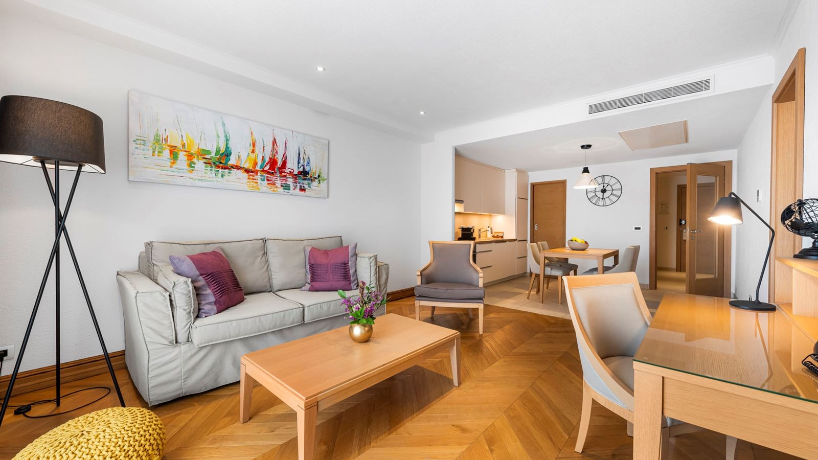 rooms-1-bedroom-deluxe-apartment-seaview-balcony