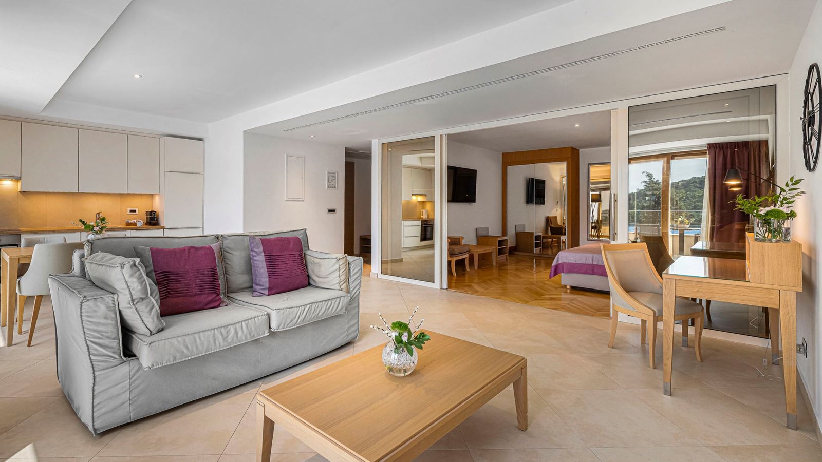 rooms-1-bedroom-deluxe-apartment-seaview-balcony