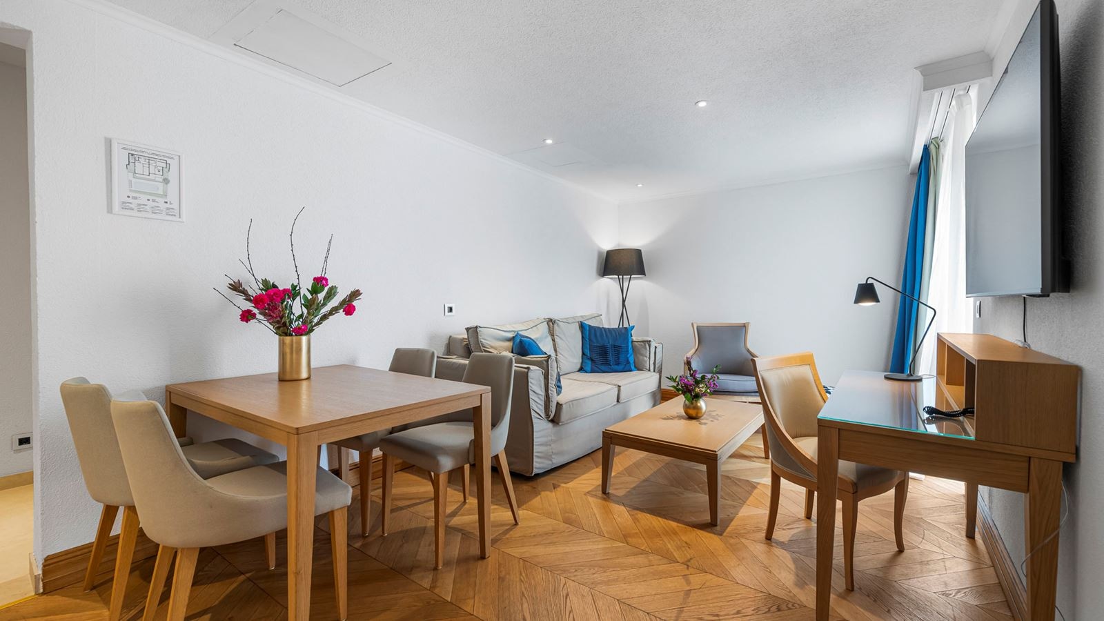 rooms-2-bedroom-deluxe-apartment-seaview-balcony