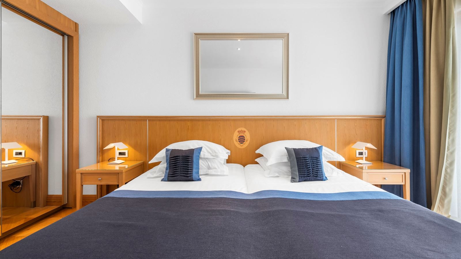 rooms-2-bedroom-deluxe-apartment-seaview-balcony