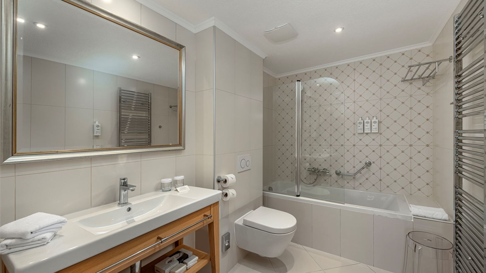 rooms-2-bedroom-deluxe-apartment-seaview-balcony