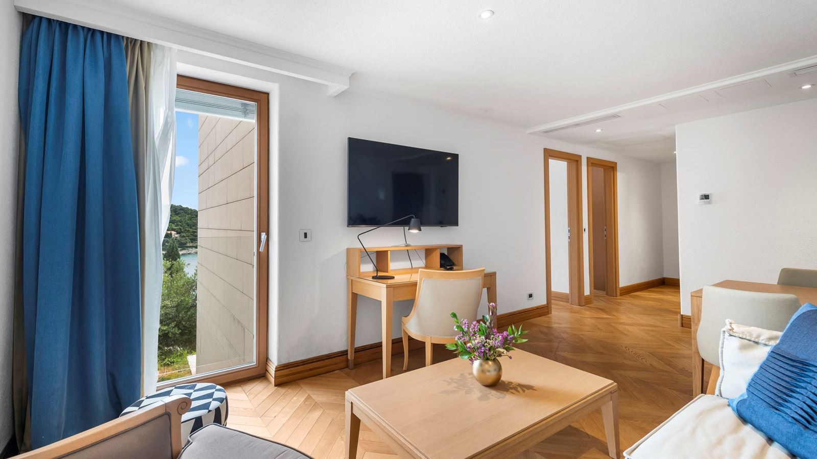 rooms-2-bedroom-deluxe-apartment-seaview-balcony