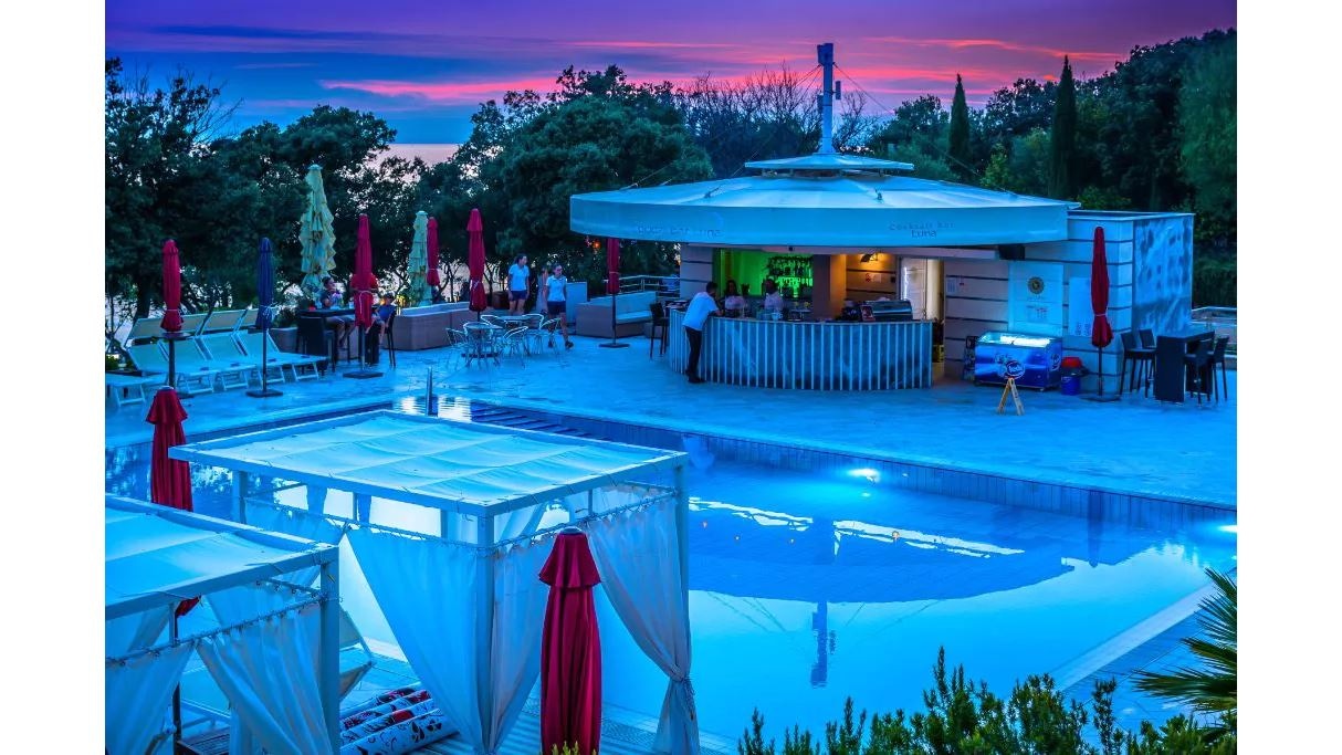 bars-cocktail-pool-bar