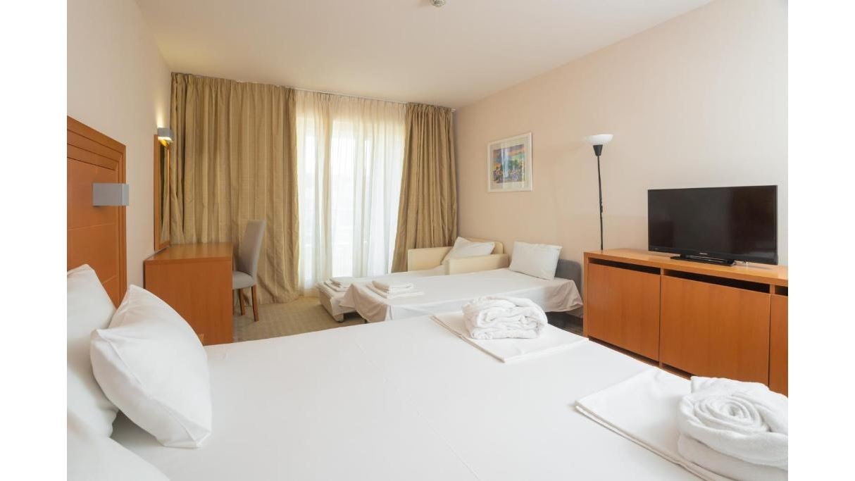 rooms-standard-family-room