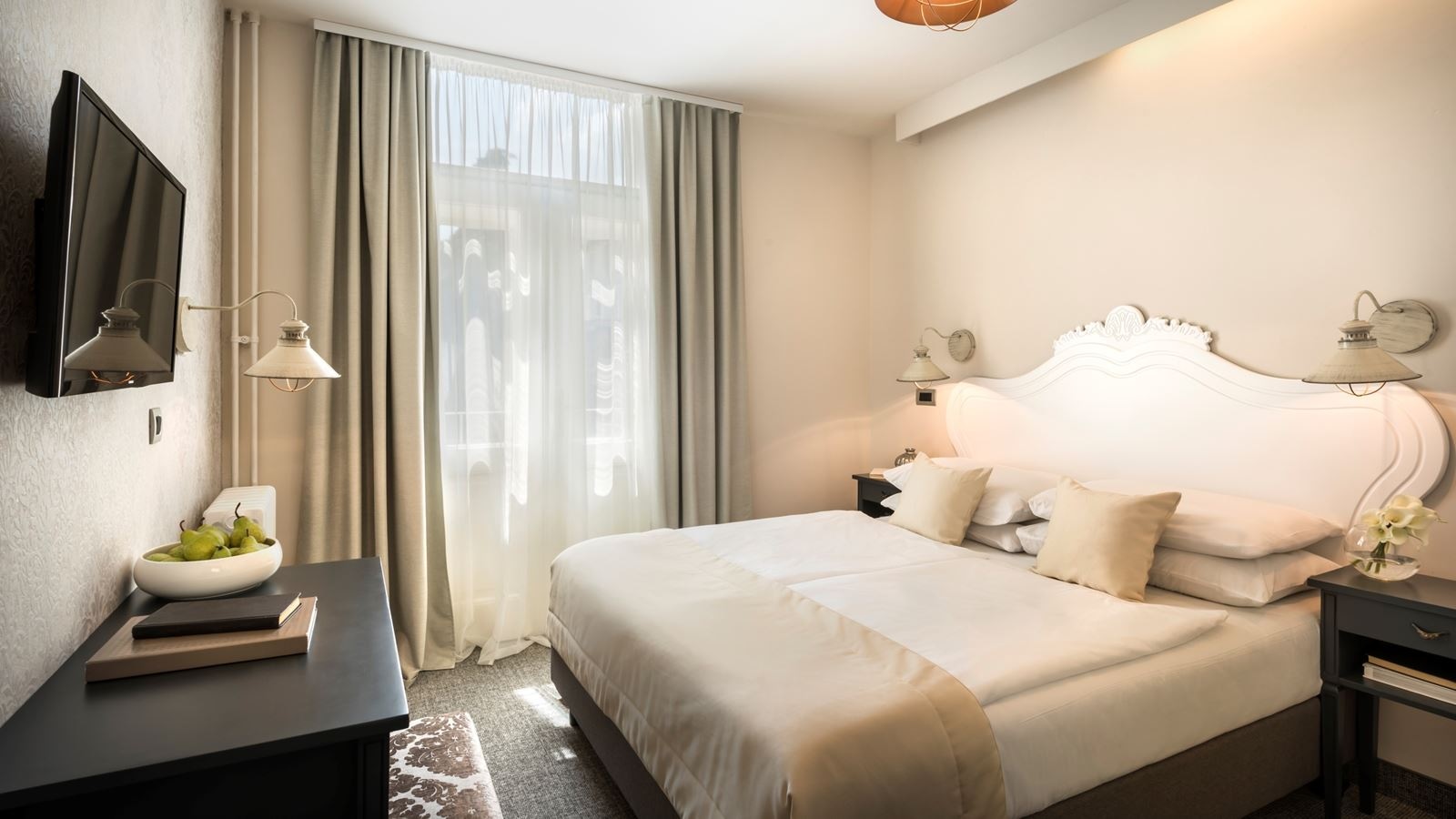 rooms-standard-room-street-view