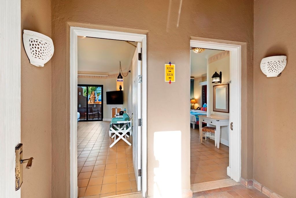 rooms-family-interleading-room-garden-view