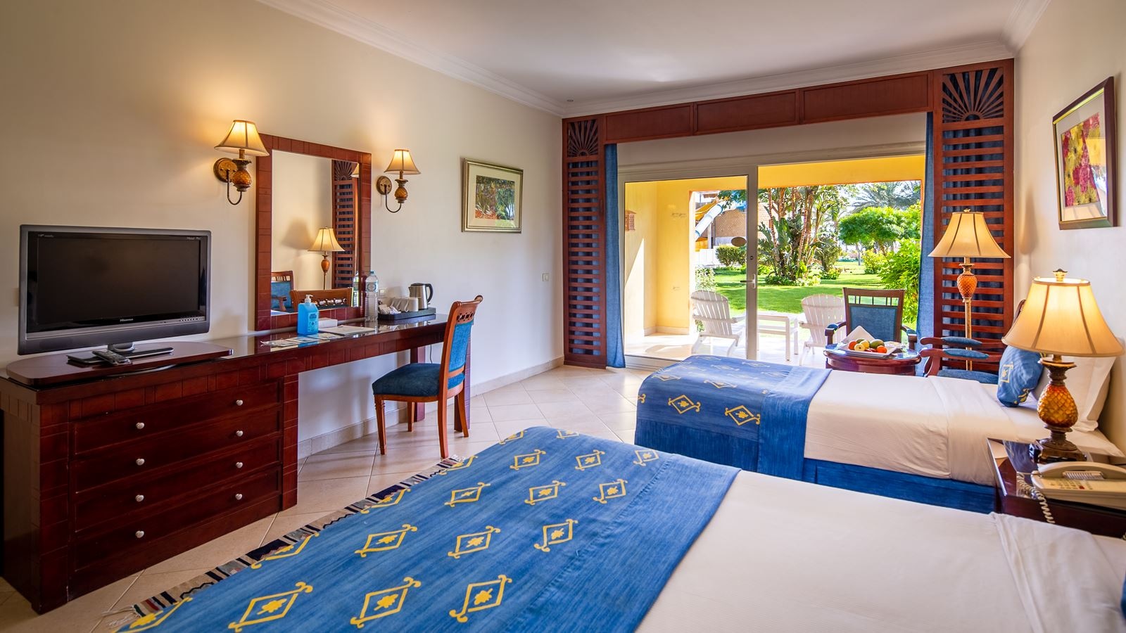 rooms-room-superior-poolview