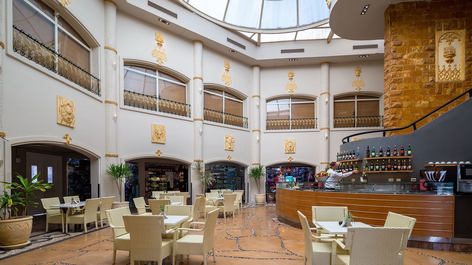 restaurants-aloha-lobby-bar