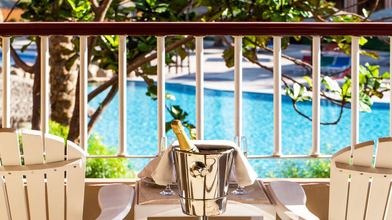 rooms-room-superior-poolview