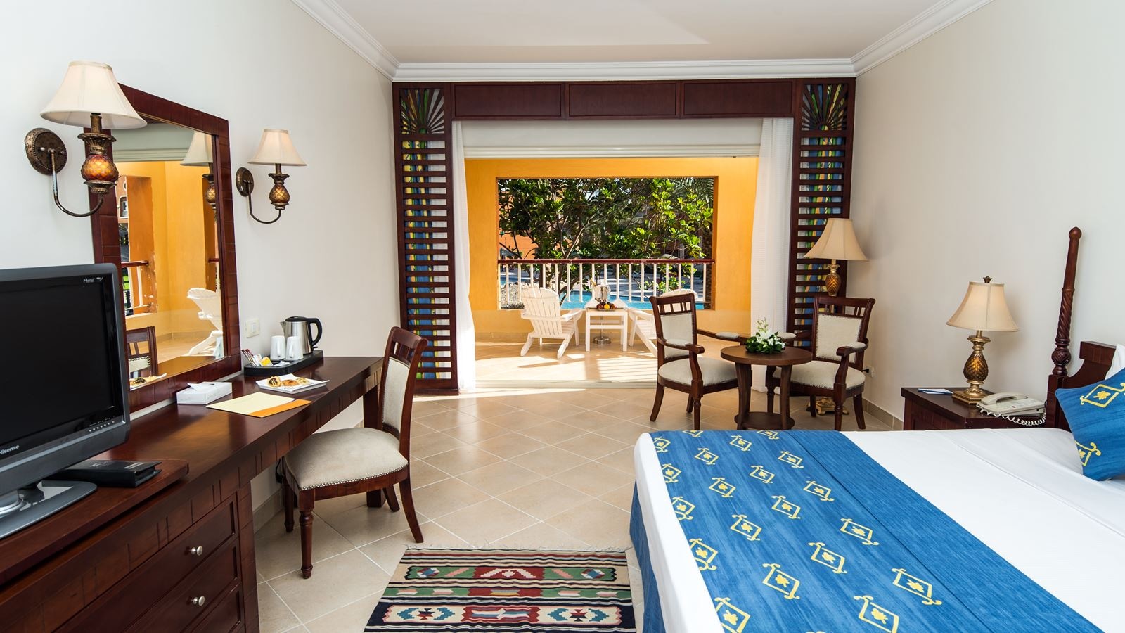 rooms-room-superior-poolview