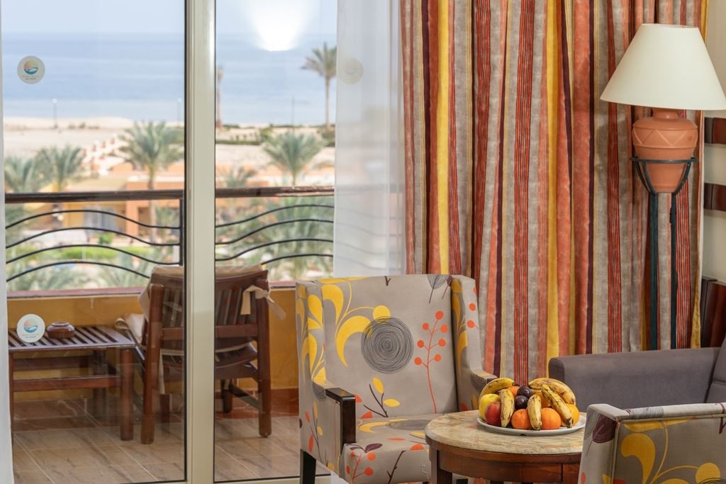 rooms-family-room-garden-view