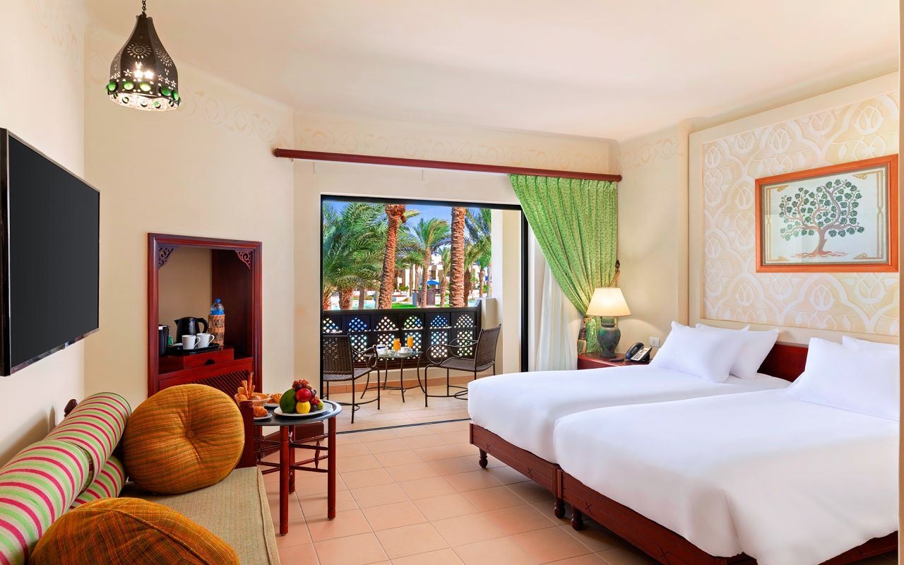 rooms-family-interleading-room-pool-view