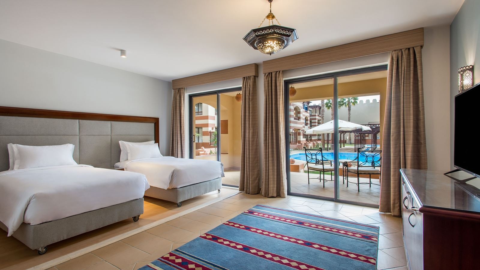 rooms-junior-suite-pool-view