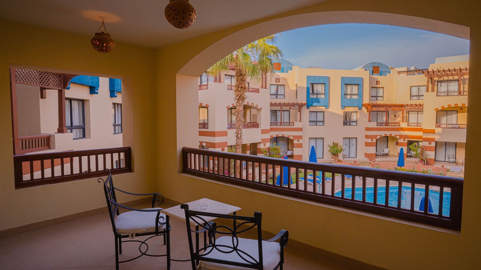 rooms-junior-suite-pool-view