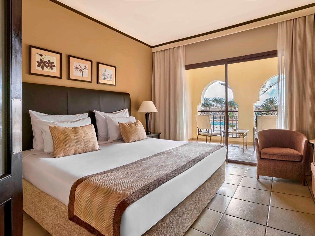 rooms-room-deluxe-door-poolview