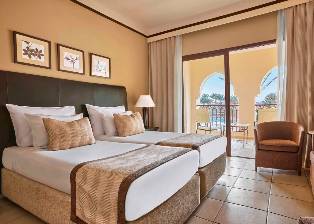 rooms-superior-room-pool-view