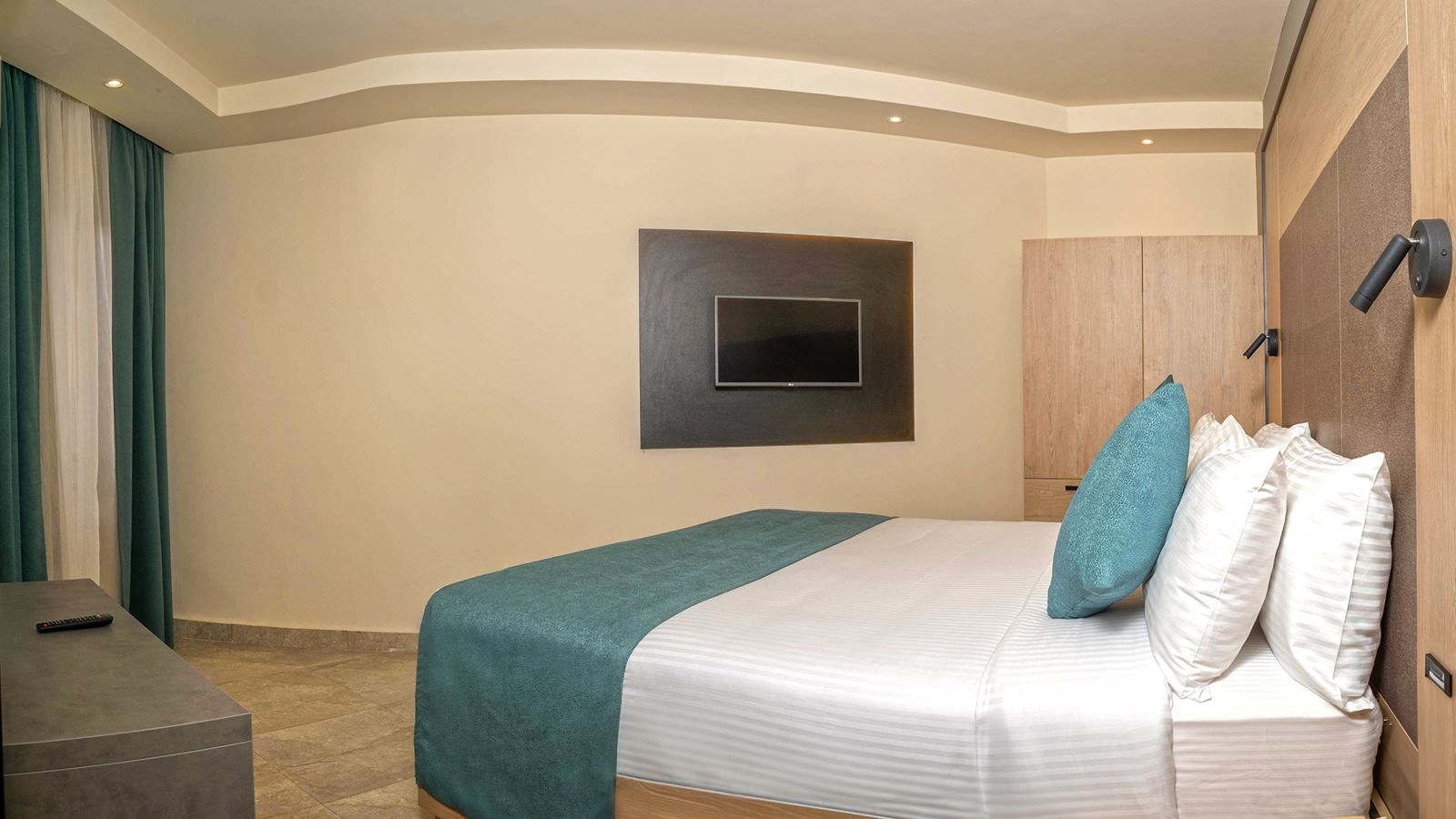 rooms-grand-family-room