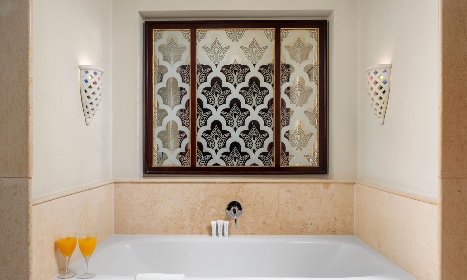 rooms-family-interleading-room-garden-view