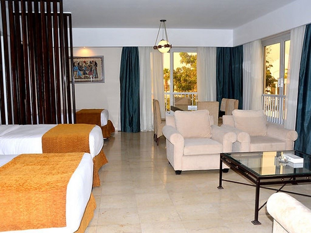 rooms-family-suite-pool--garden-view