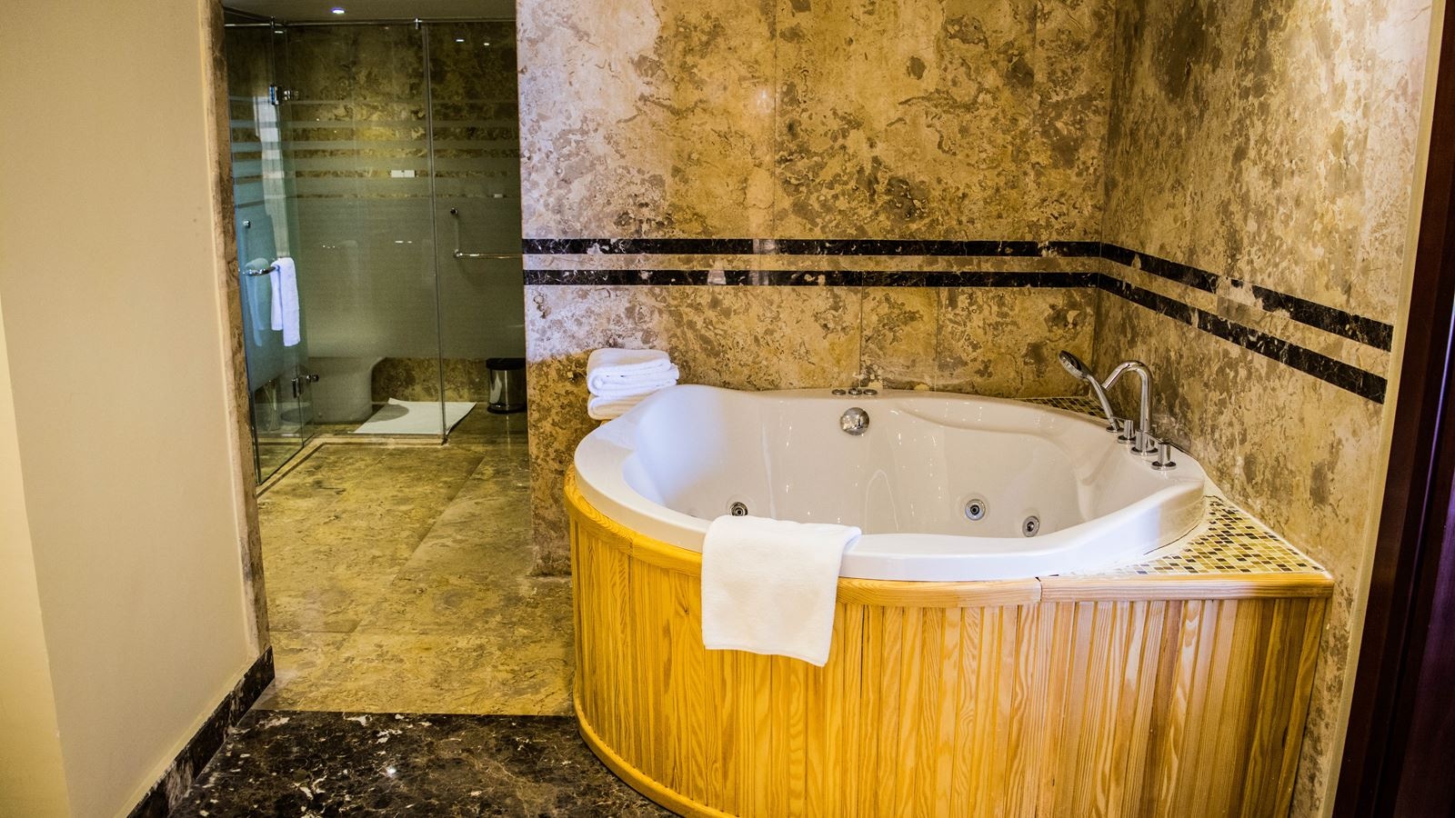 rooms-honey-moon-suite