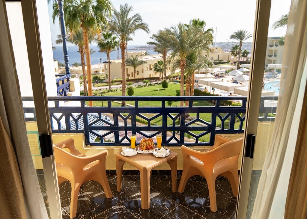 rooms-deluxe-renovated-room-sea-view