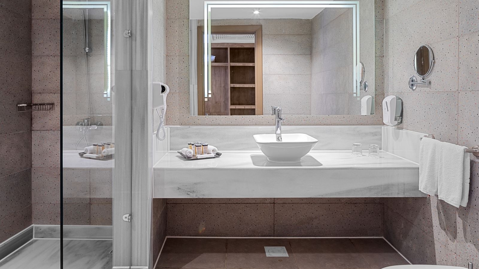 rooms-superior-room-pool-view