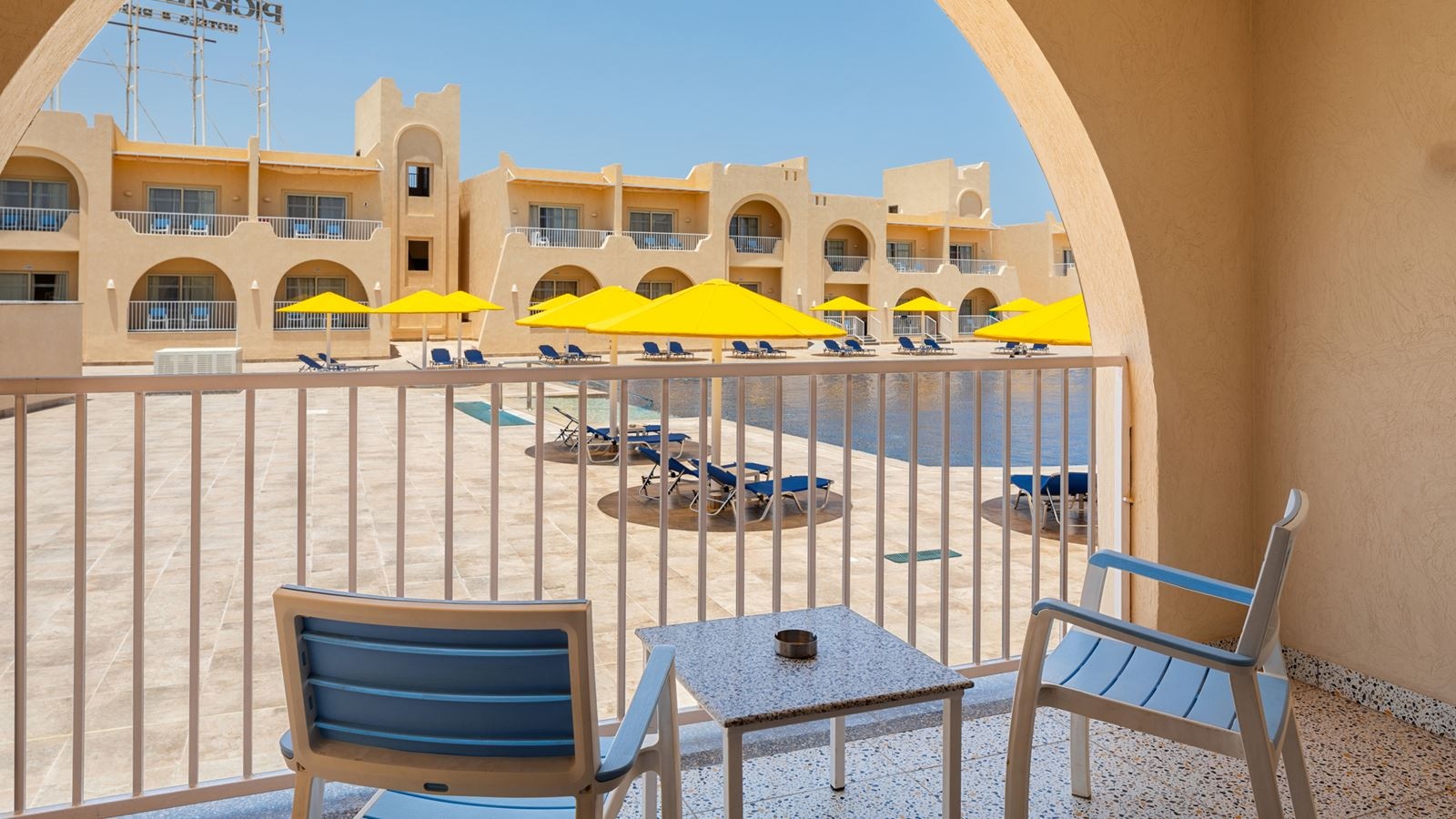 rooms-family-deluxe-pool-view-room