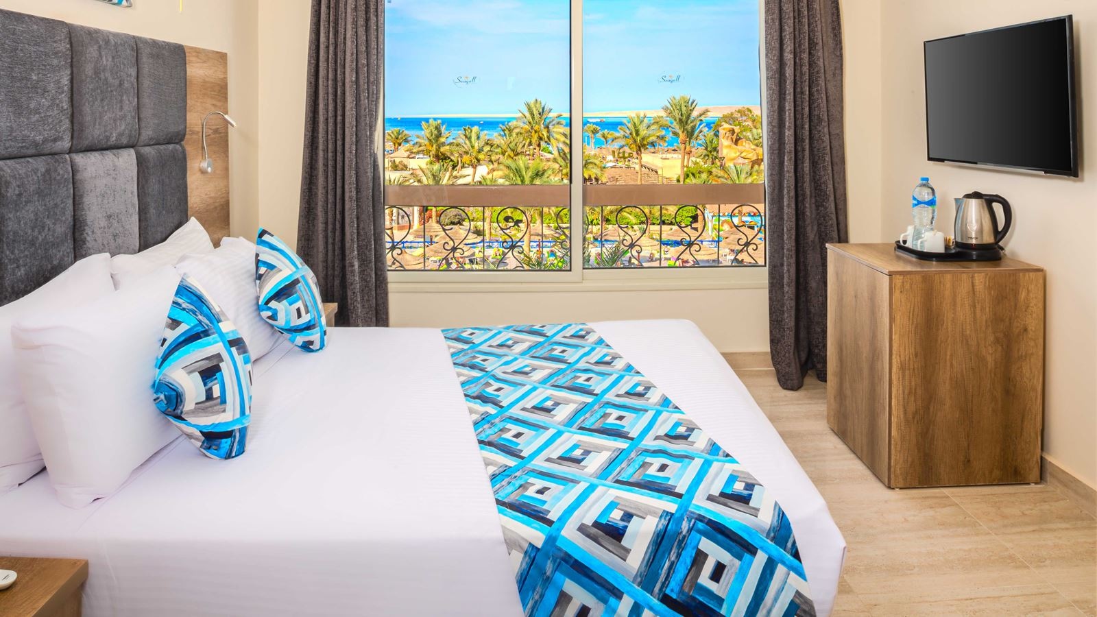 rooms-room-standard-pool-view