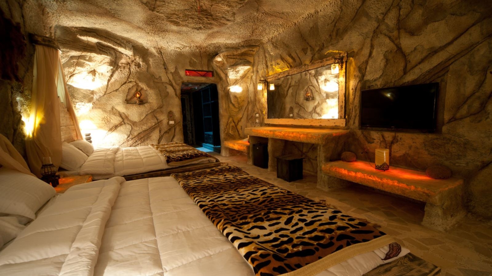 rooms-royal-swim-up-cave