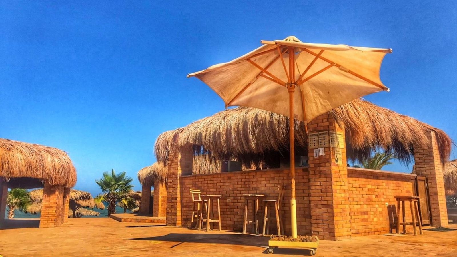 bars-dinos-beach-bar