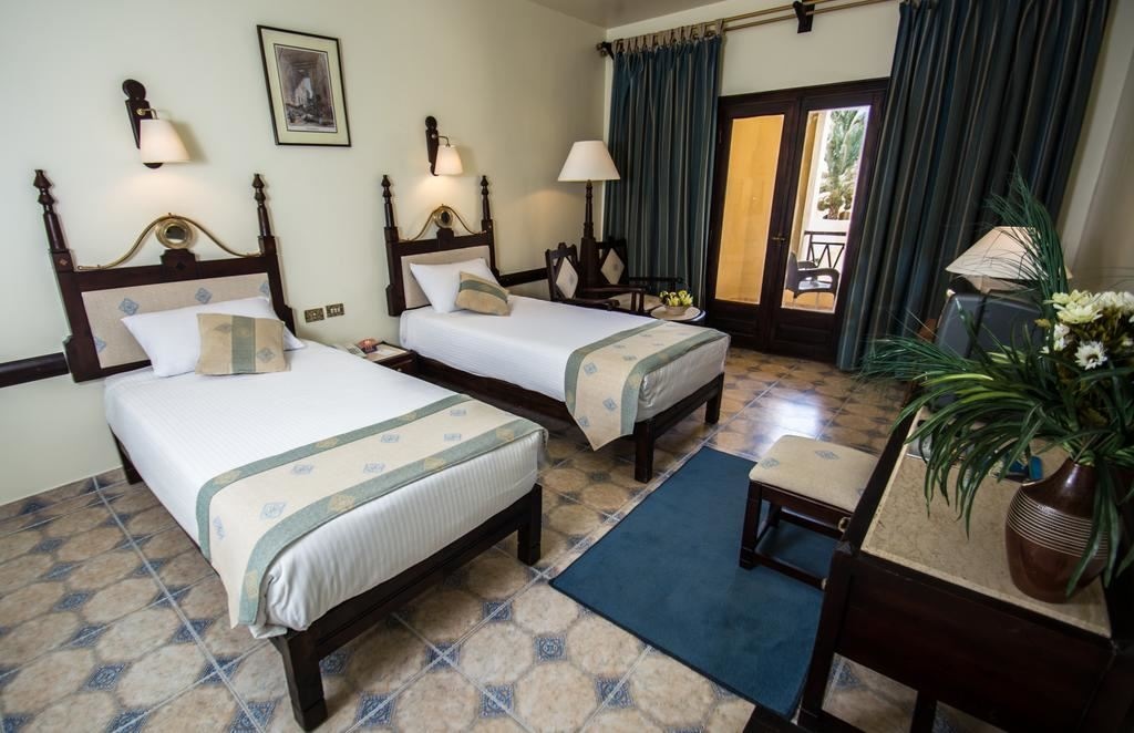 rooms-premium-room-pool--seaview