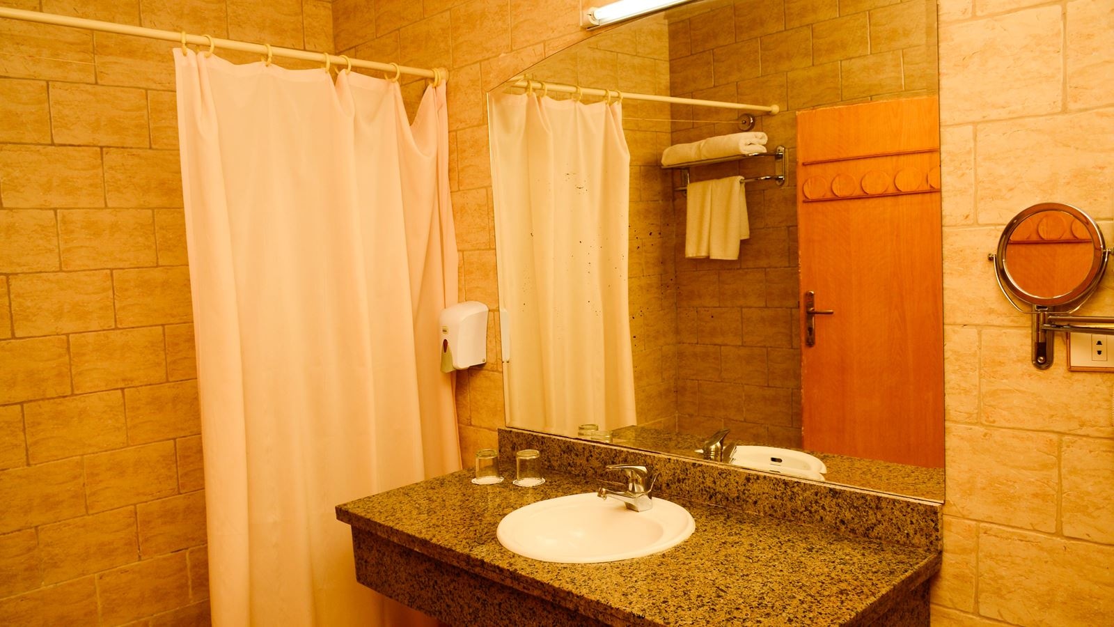 rooms-basic-standard-room