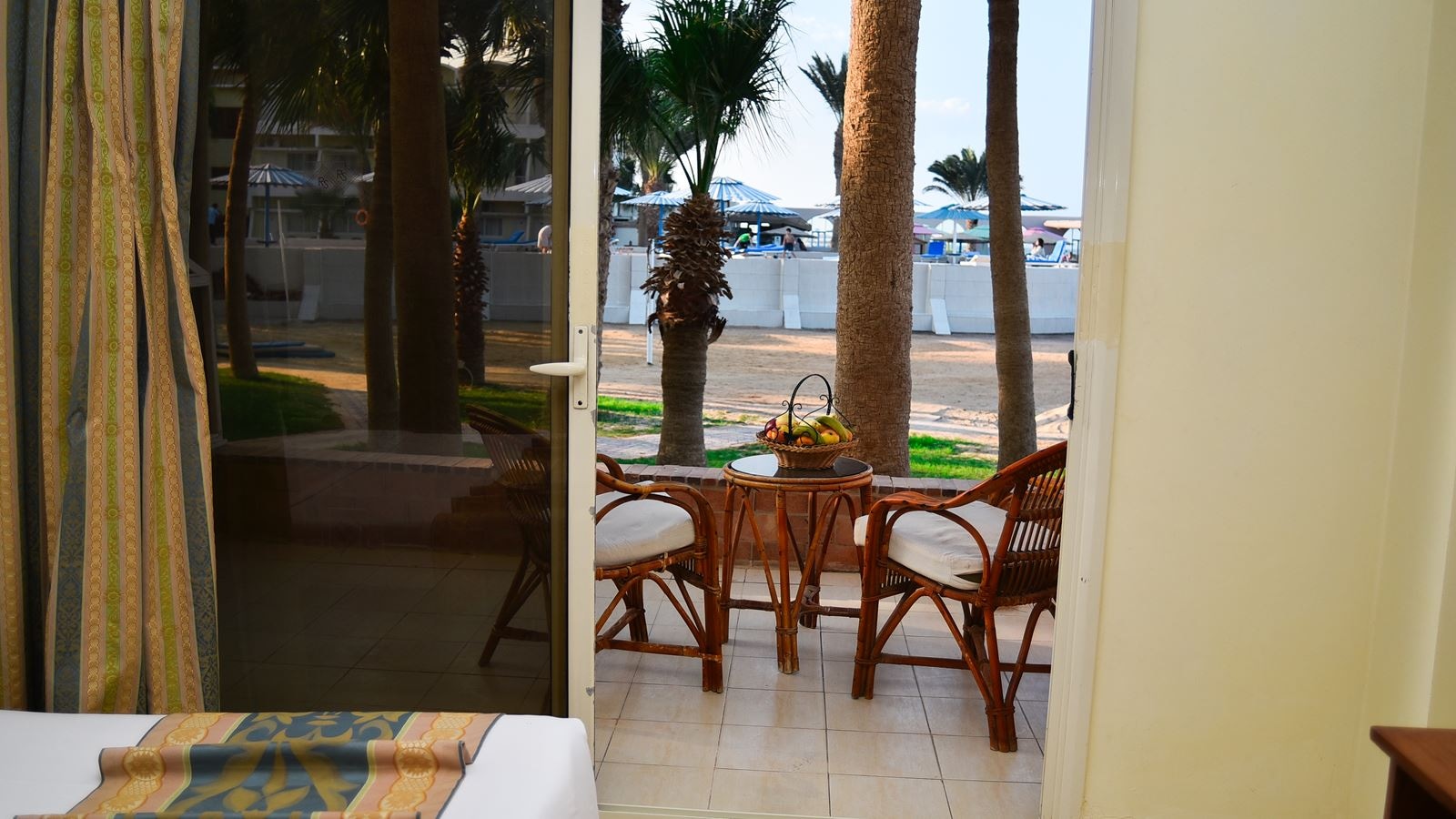 rooms-room-standard-seaview--poolview